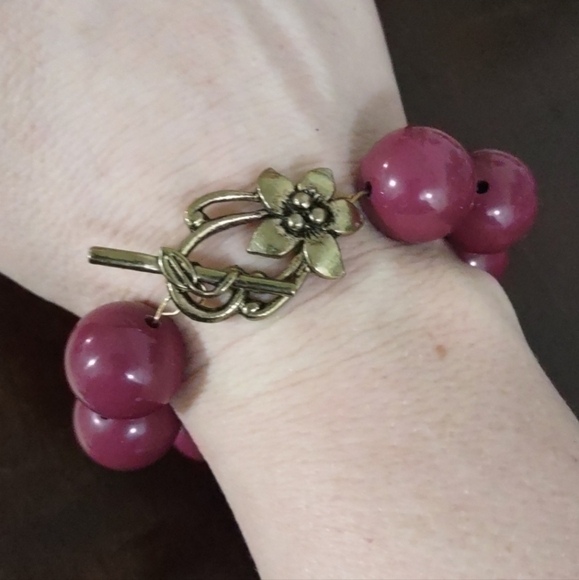 Women's Chunky Purple Beaded Bracelet with Gold Flower Toggle Clasp - Picture 4 of 6